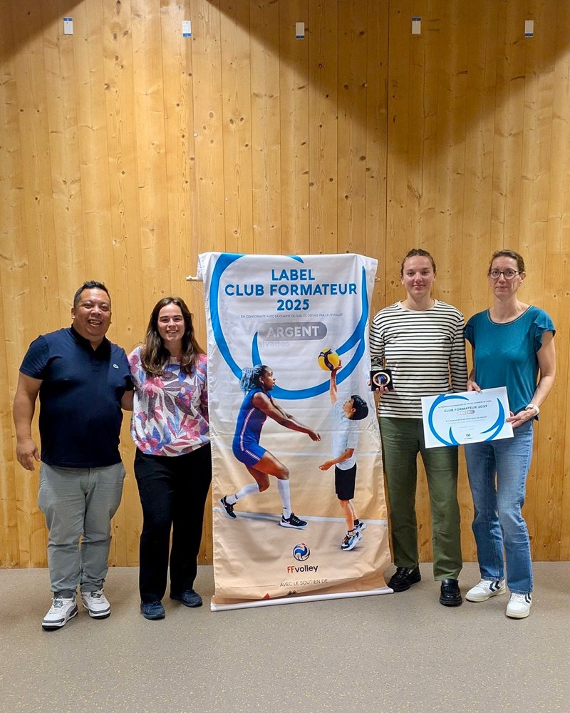 Quatre personnes autour d’une bannière Label Club Formateur 2025 Argent de la FFVolley, deux tiennent un diplôme